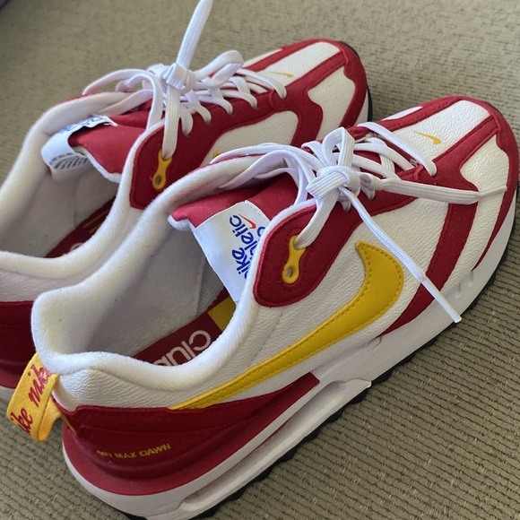 Women’s Nike Air Max Dawns - Picture 2 of 5